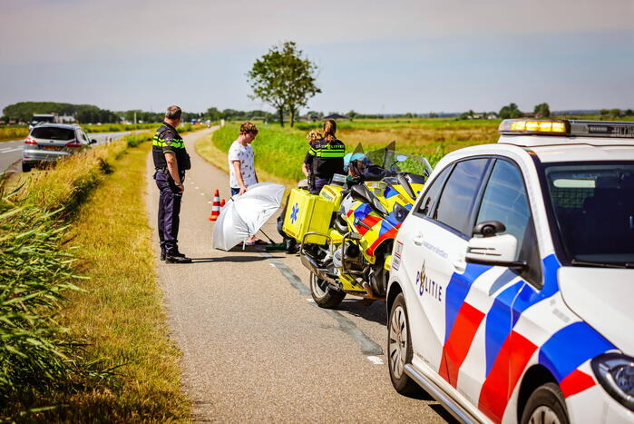 Vrouw op brommer gewond bij ongeval