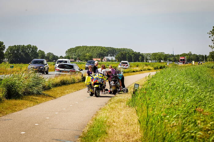 Vrouw op brommer gewond bij ongeval