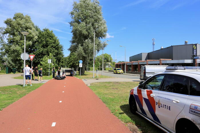 Scooterrijder zwaargewond bij aanrijding met bestelbus