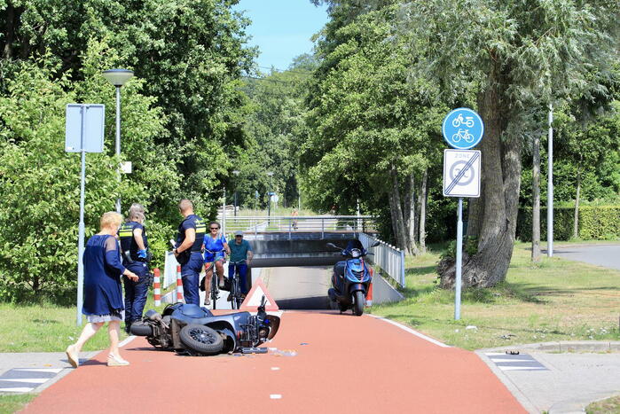 Scooterrijder zwaargewond bij aanrijding met bestelbus