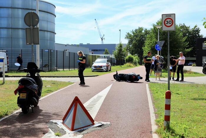 Scooterrijder zwaargewond bij aanrijding met bestelbus