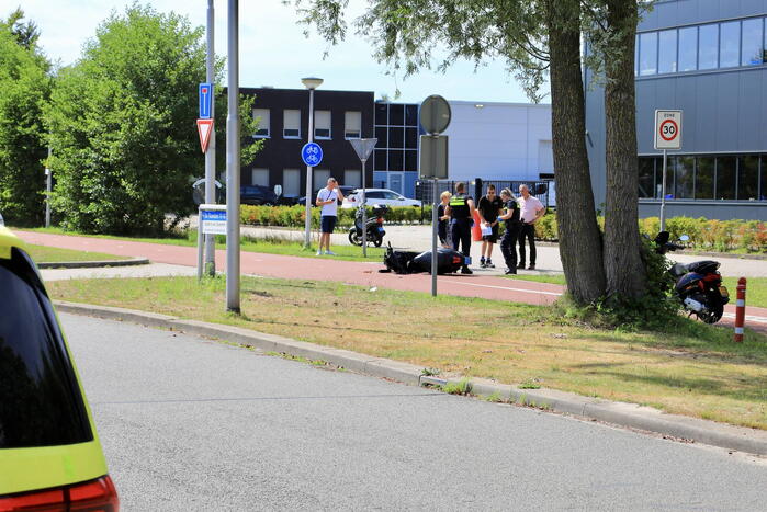 Scooterrijder zwaargewond bij aanrijding met bestelbus