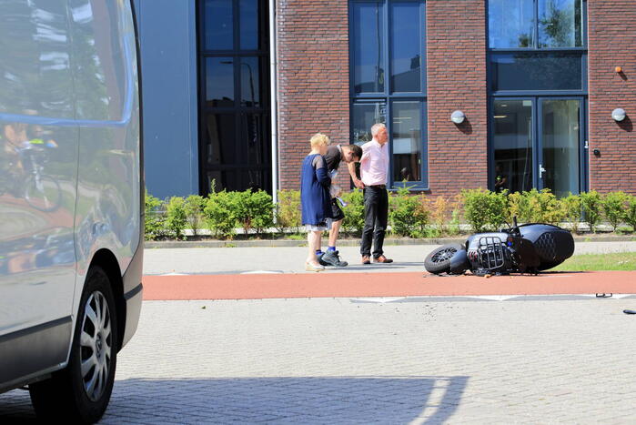 Scooterrijder zwaargewond bij aanrijding met bestelbus