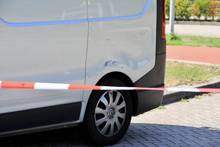 Scooterrijder zwaargewond bij aanrijding met bestelbus