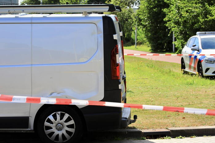 Scooterrijder zwaargewond bij aanrijding met bestelbus