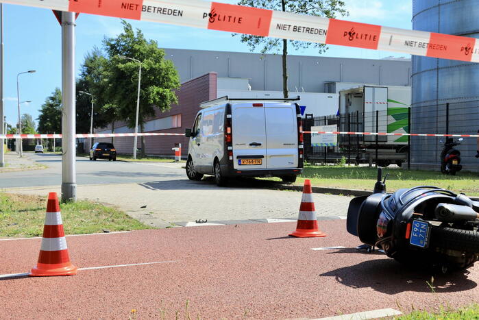 Scooterrijder zwaargewond bij aanrijding met bestelbus