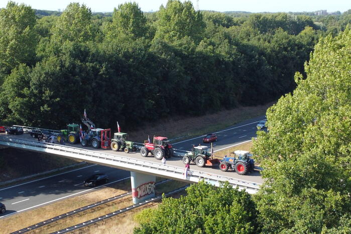 Boeren demonstreren op viaduct van snelweg