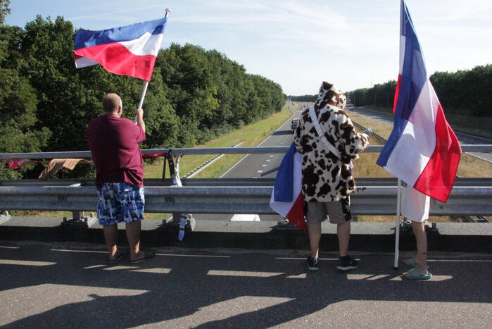 Boeren demonstreren op viaduct van snelweg