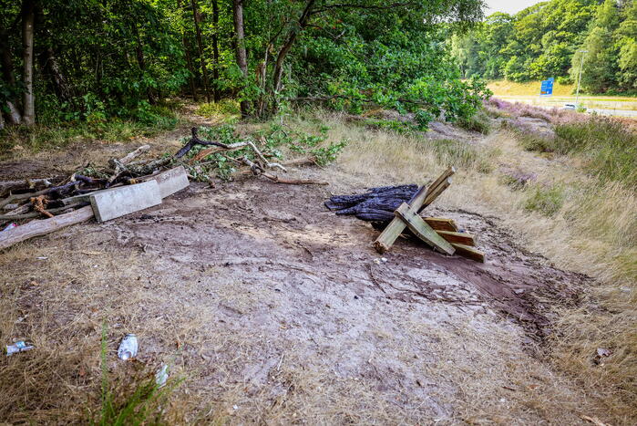 Bankje in heidegebied in brand