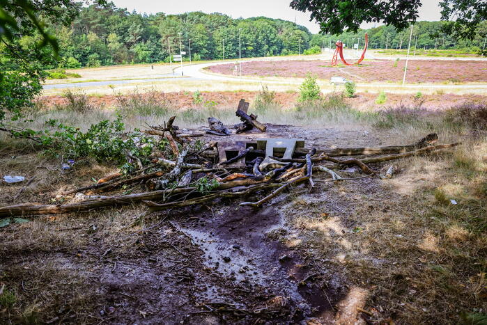 Bankje in heidegebied in brand