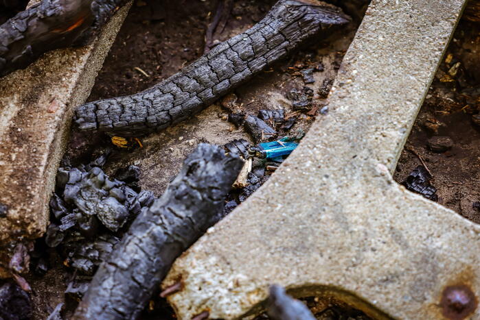 Bankje in heidegebied in brand