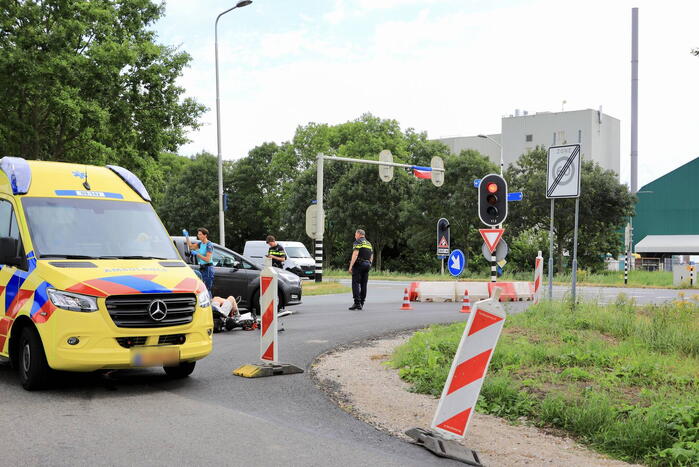 Fietser gewond bij botsing met personenauto