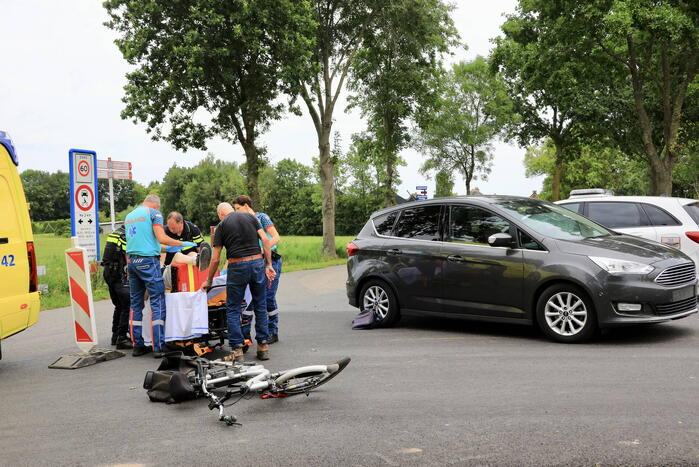 Fietser gewond bij botsing met personenauto
