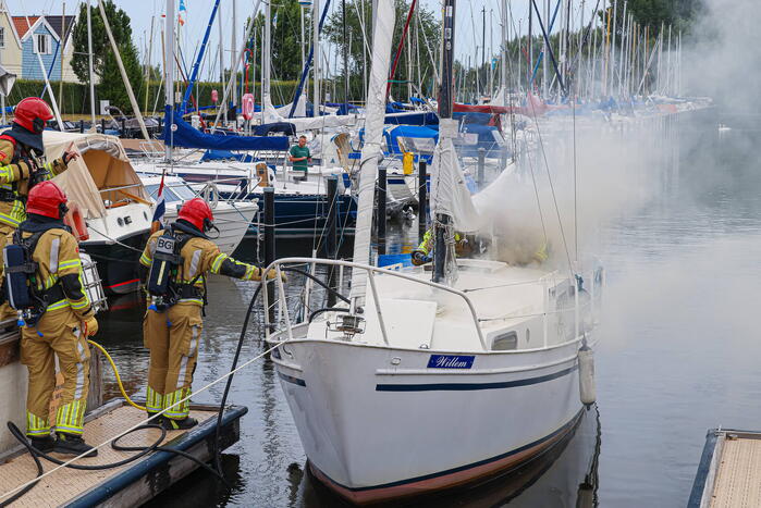 Veel rook bij brand op zeilboot in Jachthaven 't Huizerhoofd