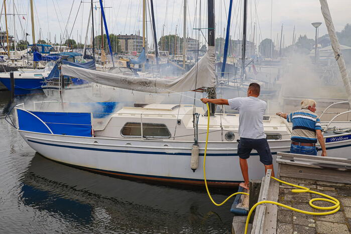 Veel rook bij brand op zeilboot in Jachthaven 't Huizerhoofd