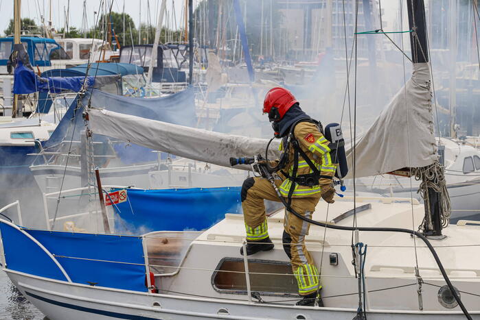Veel rook bij brand op zeilboot in Jachthaven 't Huizerhoofd