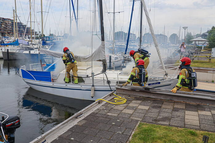 Veel rook bij brand op zeilboot in Jachthaven 't Huizerhoofd