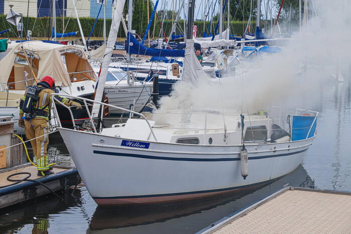 Veel rook bij brand op zeilboot in Jachthaven 't Huizerhoofd