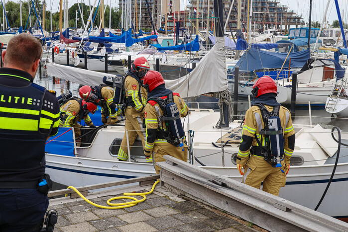 Veel rook bij brand op zeilboot in Jachthaven 't Huizerhoofd