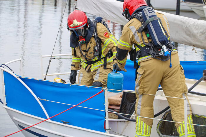 Veel rook bij brand op zeilboot in Jachthaven 't Huizerhoofd