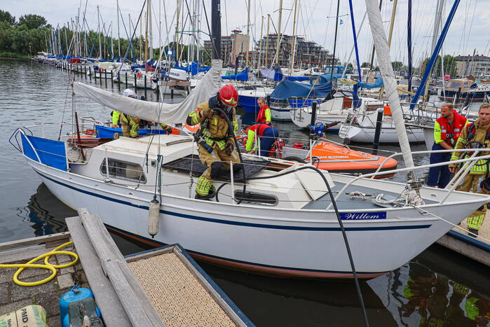 Veel rook bij brand op zeilboot in Jachthaven 't Huizerhoofd