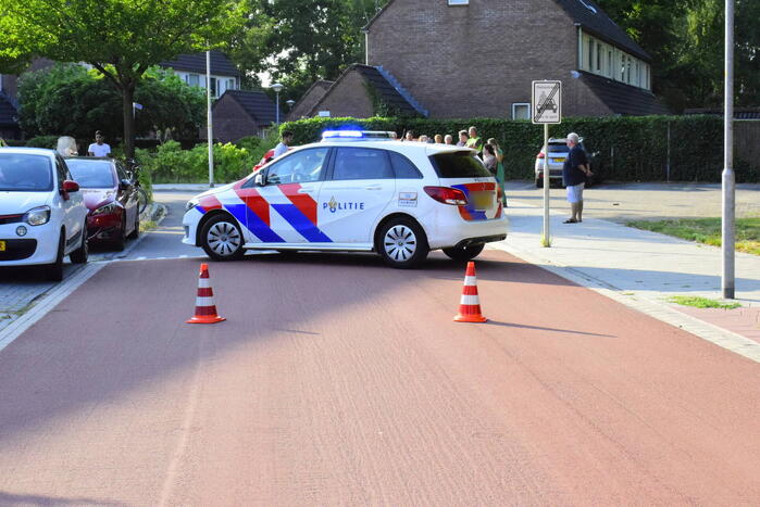 Twee auto's botsen op elkaar