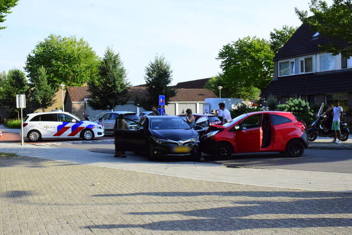 Twee auto's botsen op elkaar