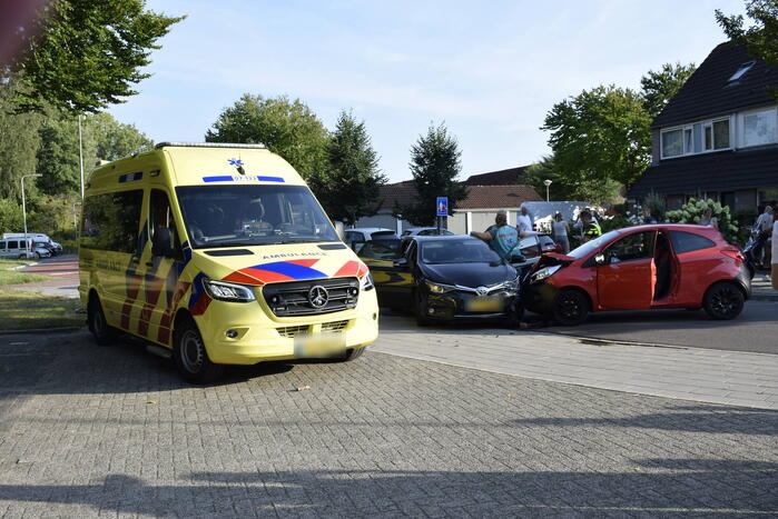 Twee auto's botsen op elkaar