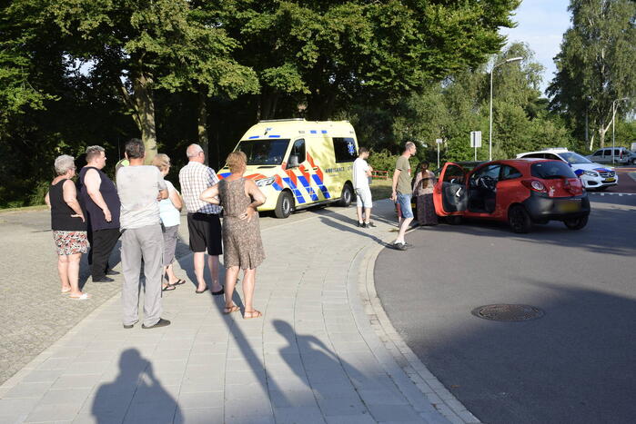 Twee auto's botsen op elkaar