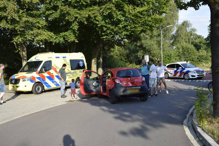 Twee auto's botsen op elkaar
