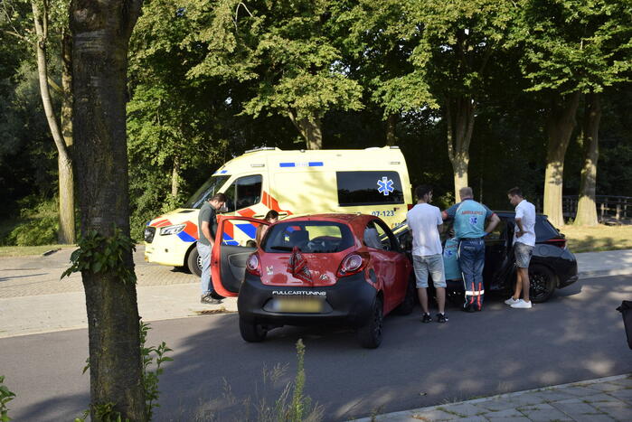 Twee auto's botsen op elkaar