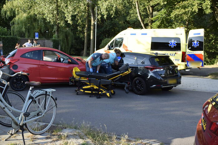Twee auto's botsen op elkaar