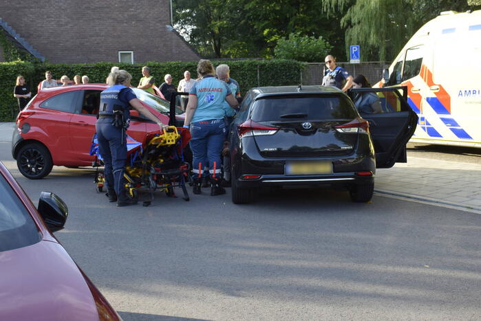 Twee auto's botsen op elkaar