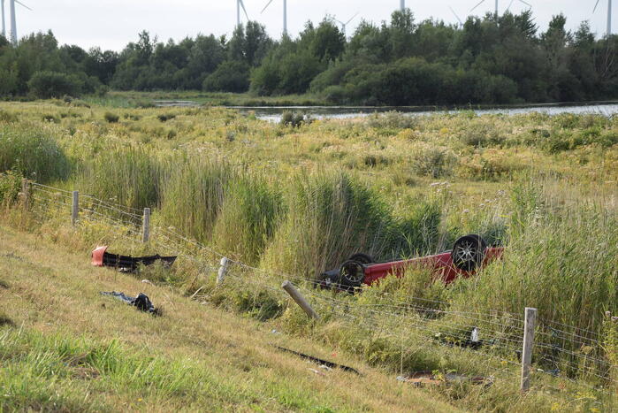 Auto slaat over de kop en belandt in droge sloot