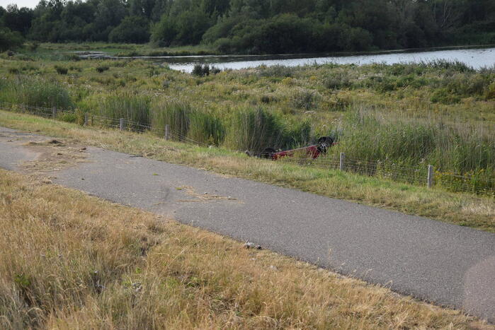 Auto slaat over de kop en belandt in droge sloot