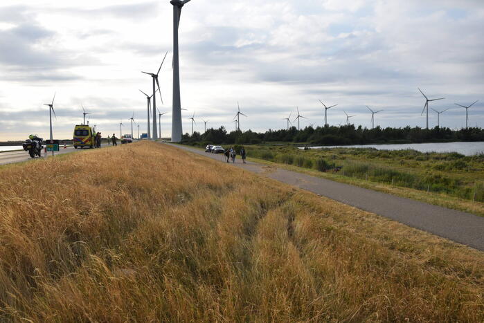 Auto slaat over de kop en belandt in droge sloot