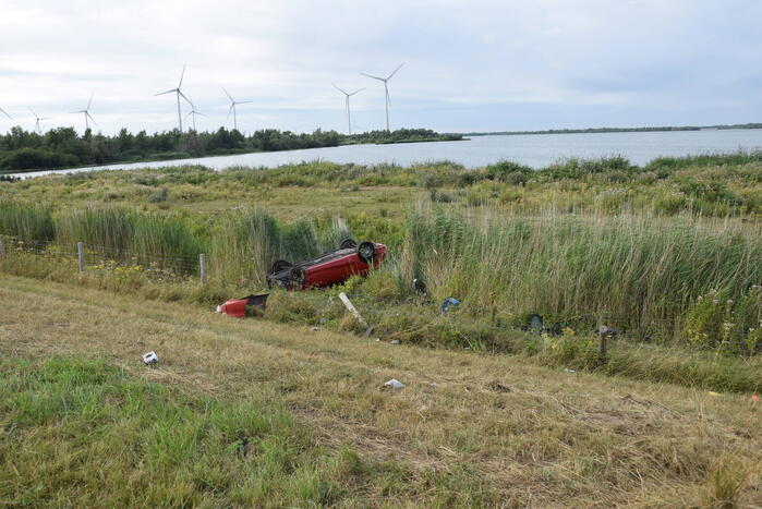 Auto slaat over de kop en belandt in droge sloot