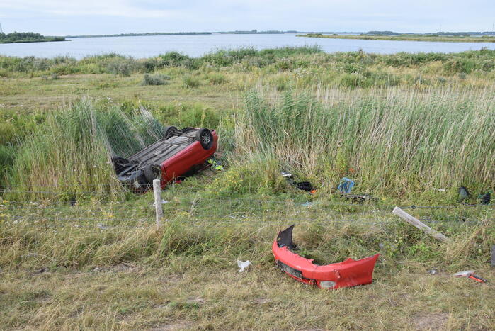 Auto slaat over de kop en belandt in droge sloot