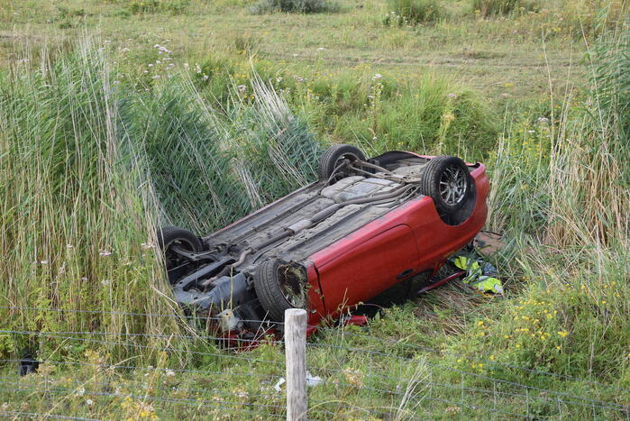 Auto slaat over de kop en belandt in droge sloot