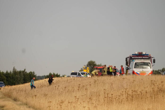 Auto slaat over de kop en belandt in droge sloot
