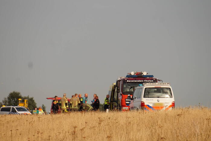 Auto slaat over de kop en belandt in droge sloot
