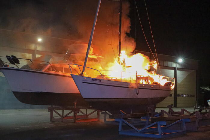 Wederom brand in boot bij jachthaven 't Huizerhoofd