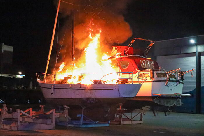 Wederom brand in boot bij jachthaven 't Huizerhoofd