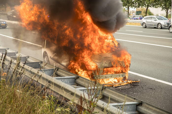 Autobrand op snelweg