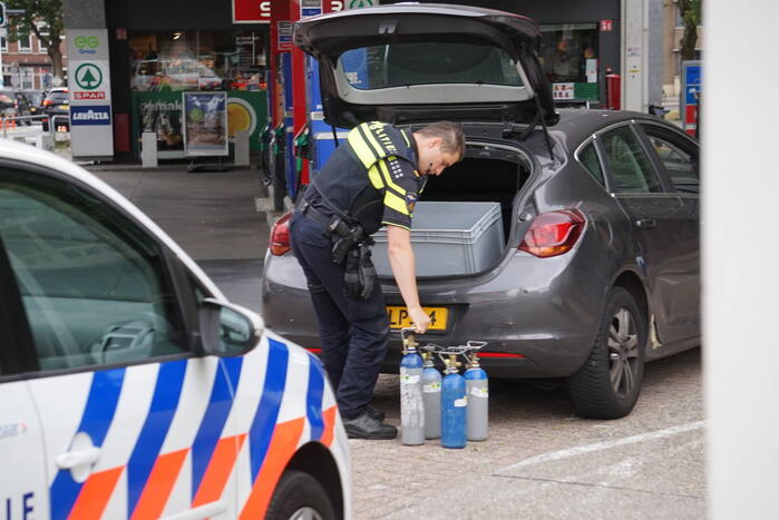 Automobilist met meerdere lachgasflessen aangehouden