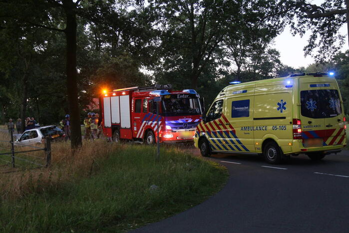 Auto zwaar beschadigd na botsing tegen boom