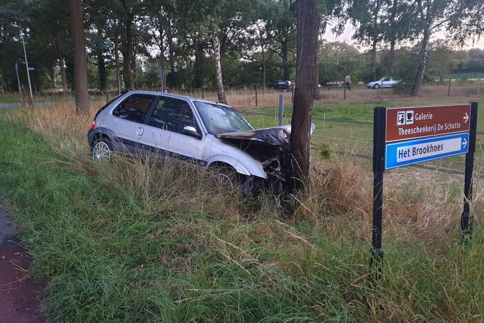 Auto zwaar beschadigd na botsing tegen boom