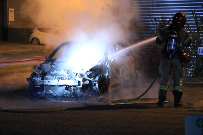 Auto verwoest na brand