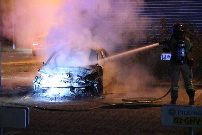 Auto verwoest na brand