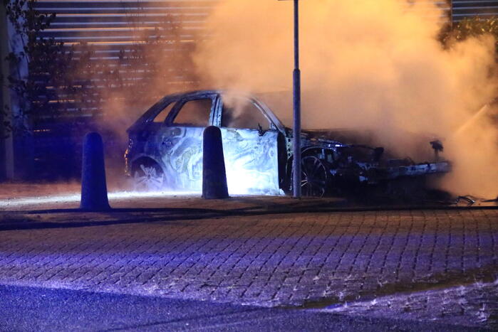 Auto verwoest na brand